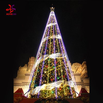 Gigantische kerstboom met lichte decoratie