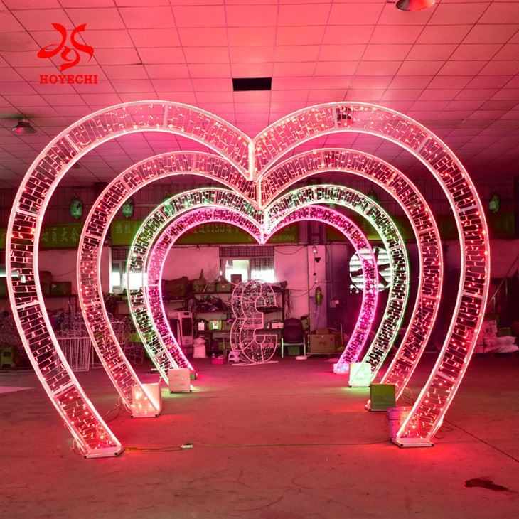 Grillige bruiloftsboog met sprankelende stringlichten voor een magische buitenomgeving